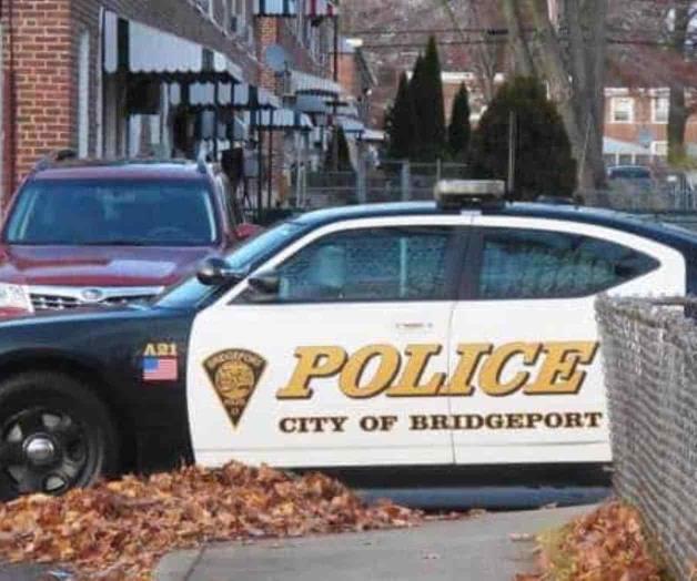 Obligan a policías y bomberos a vacunarse en Denver