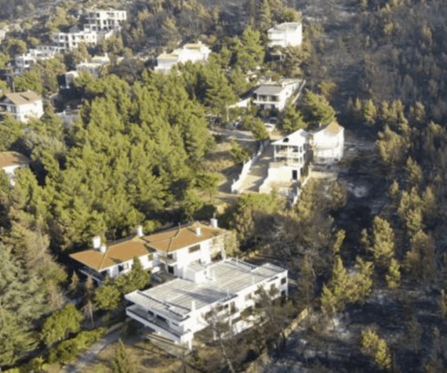 Bomberos griegos combaten los incendios con refuerzos