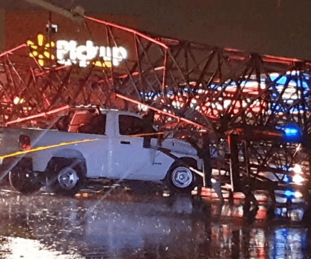 Estructura metálica aplasta seis vehículos en Sonora