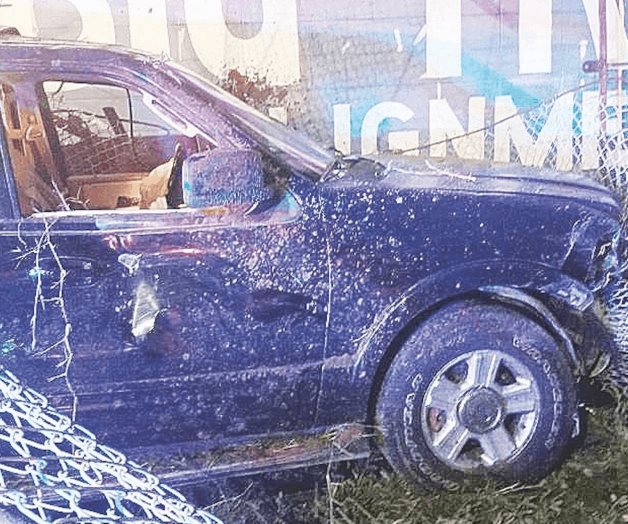 Choca en negocio y pega en la pared de concreto Choca en negocio y pega en la pared de concreto