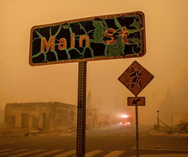 Aviones extintores reanudan vuelo en incendio en California Aviones extintores reanudan vuelo en incendio en California