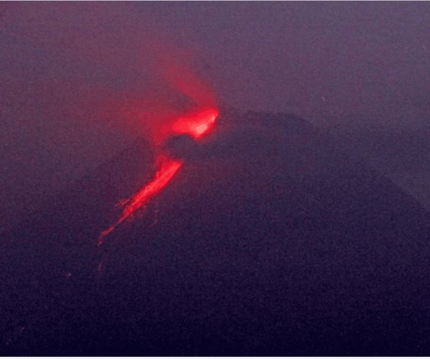 Volcán indonesio sigue expulsando lava y nubes de ceniza Volcán indonesio sigue expulsando lava y nubes de ceniza