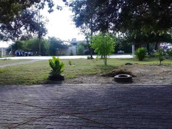 Limpian vecinos plaza de la Unidad Obrera Limpian vecinos plaza de la Unidad Obrera
