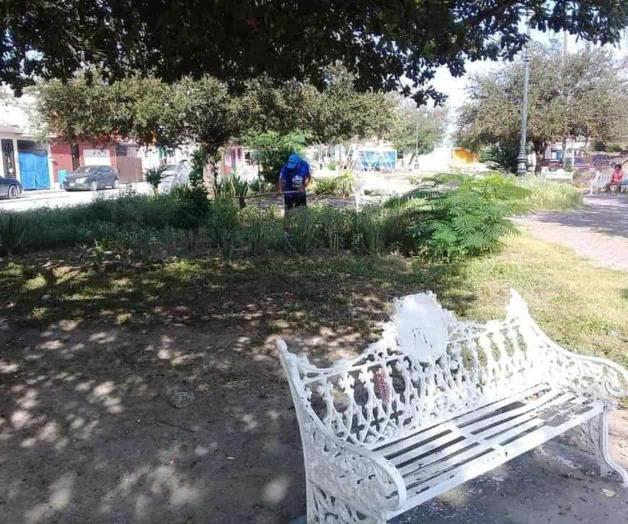 Vecinos limpian plaza de la Unidad Obrera