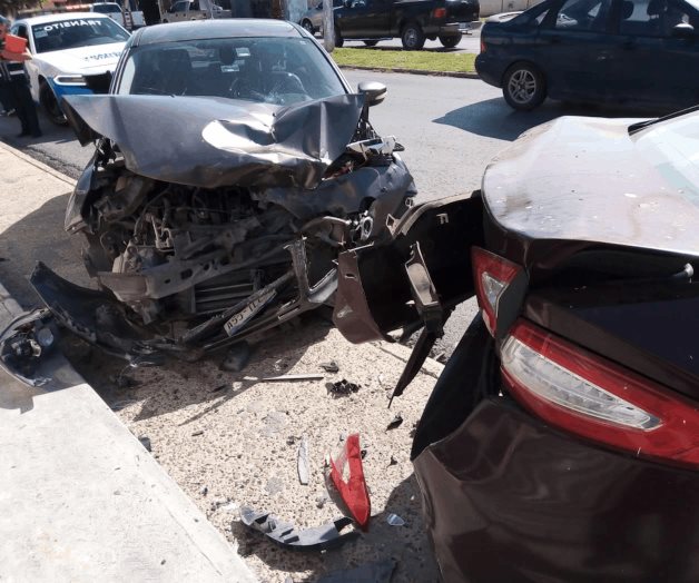 Mujer a alta velocidad pierde control y choca