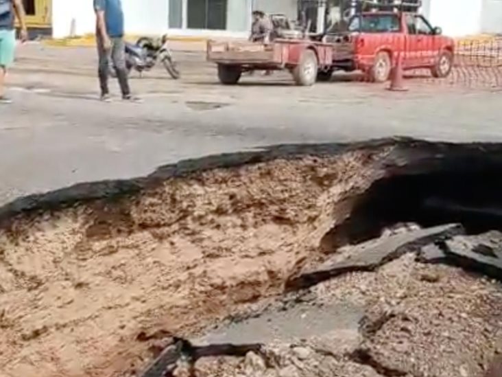 Enorme socavón se traga camioneta de panadero en Sonora Enorme socavón se traga camioneta de panadero en Sonora