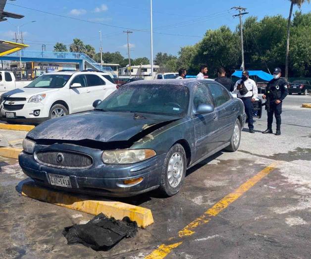 Caos entre consumidores al incendiarse un vehículo Caos entre consumidores al incendiarse un vehículo