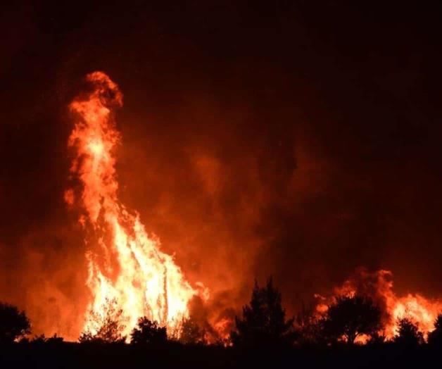 Enorme incendio devora los bosques de la isla griega de Evia