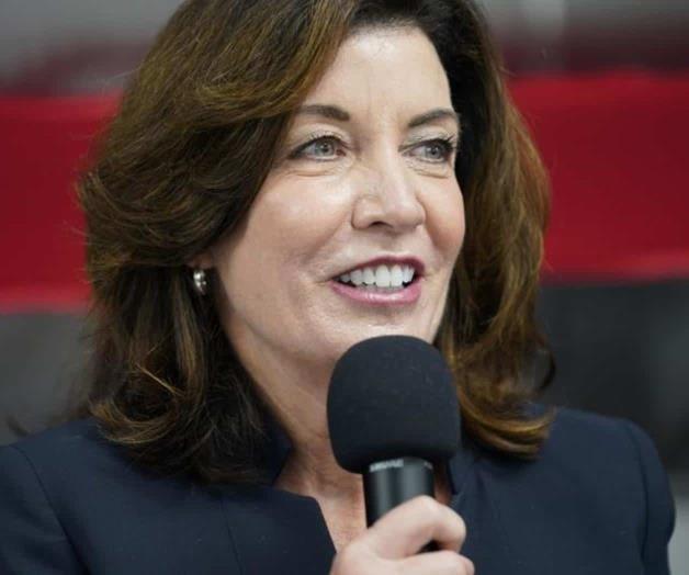 Hochul, primera mujer que gobierna NY tras salida de Cuomo