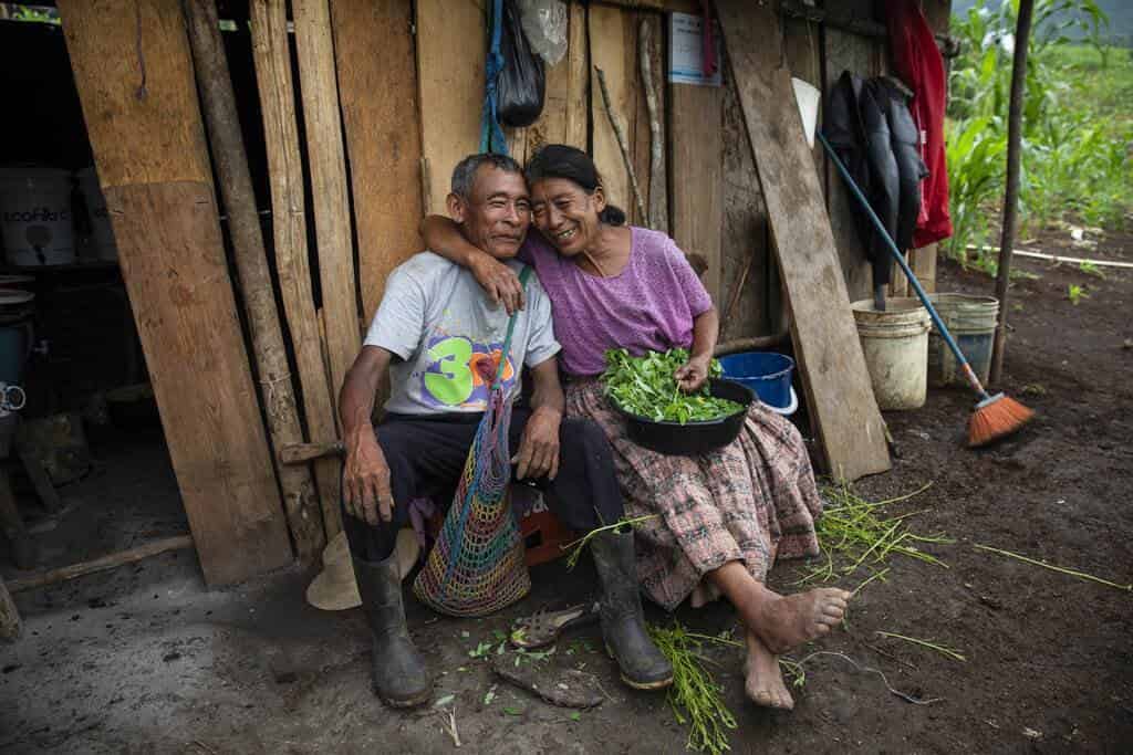 La pareja de recién casados Rosario Cal, de 67 años, y Santiago Suc Lem, de 70, posan para una foto.