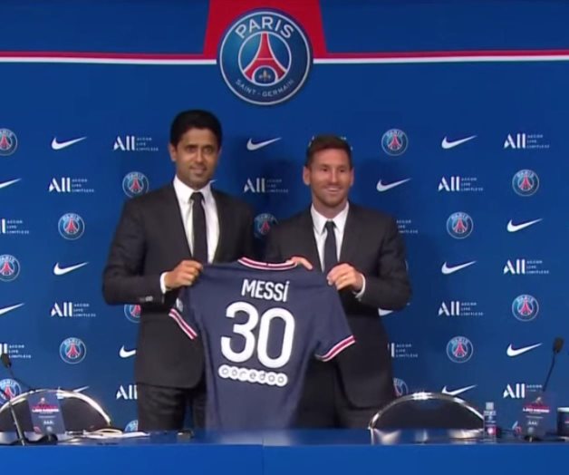 Lionel Messi mira al trofeo de la Champions con el PSG