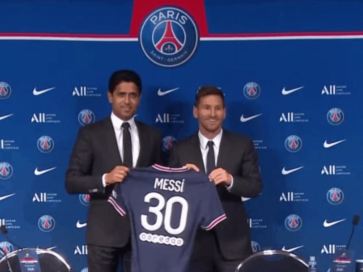 Lionel Messi mira al trofeo de la Champions con el PSG Lionel Messi mira al trofeo de la Champions con el PSG
