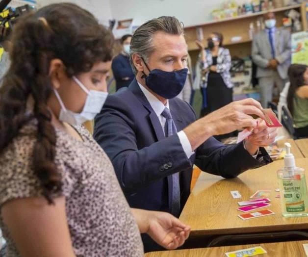 California ordena vacunación o pruebas de COVID a profesores