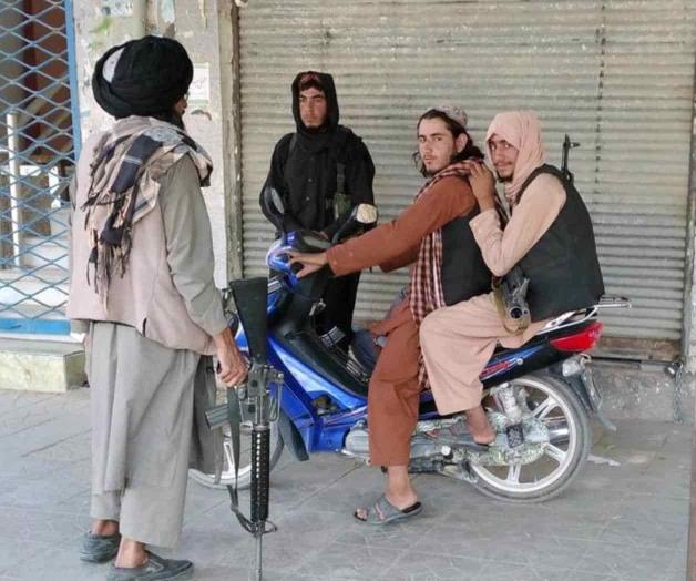 Talibanes toman 10ma capital en su ofensiva en Afganistán