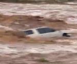 Captan rescate de mujer atrapada en desbordamiento de arroyo en BCS