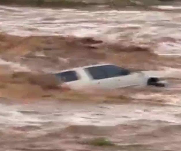 Captan rescate de mujer atrapada en desbordamiento de arroyo en BCS