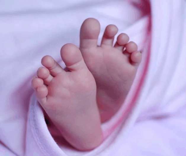 Madre sostiene a su recién nacida antes de morir por Covid-19 en EU