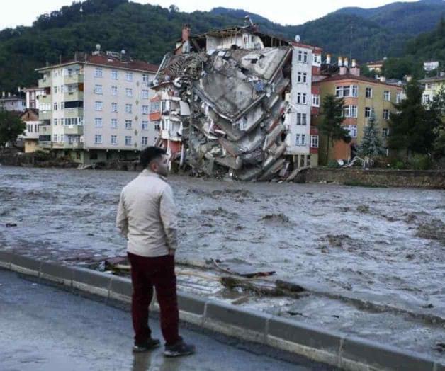 Suben a 27 los muertos por inundaciones en norte de Turquía Suben a 27 los muertos por inundaciones en norte de Turquía