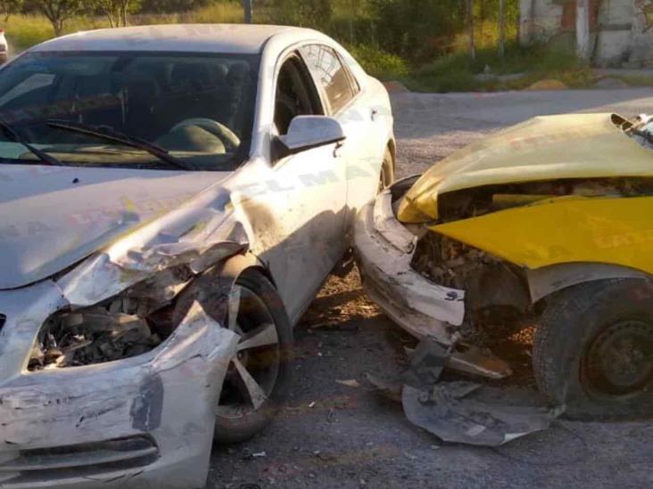 Cruza la 10a. sin hacer alto, impacta a taxista Cruza la 10a. sin hacer alto, impacta a taxista