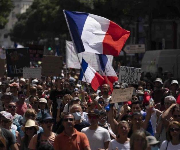 Miles denuncian el pasaporte-COVID en Francia