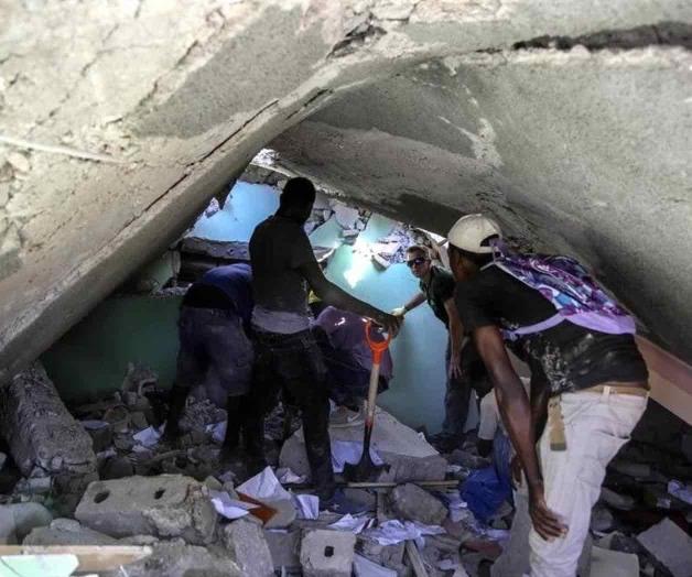 Suman mil 297 muertos por sismo en Haití Suman mil 297 muertos por sismo en Haití