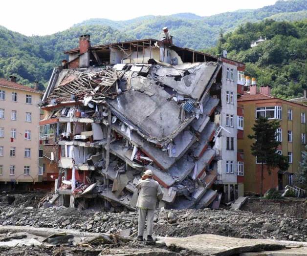 Turquía evacúa víctimas de inundaciones; hay 62 muertos