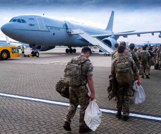 Países aceleran retiro de personal diplomático en Afganistán