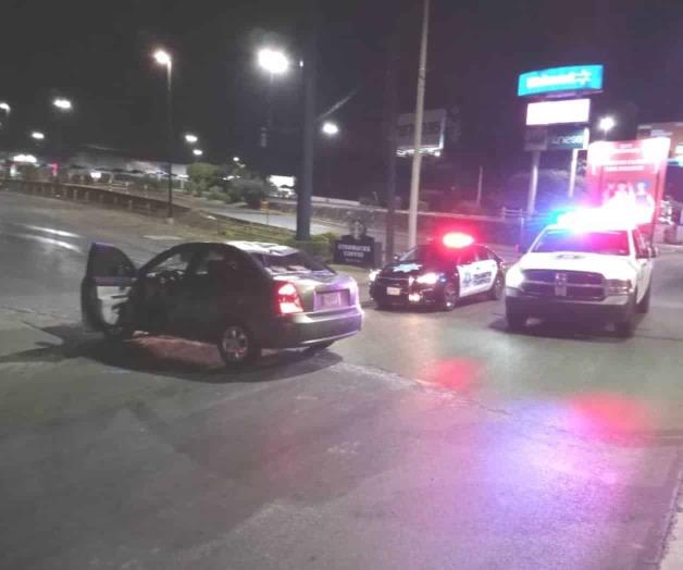 Tumba poste y le cae encima