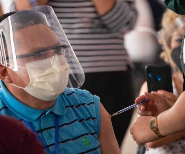 Quitan pruebas a burócratas vacunados para volver a oficinas