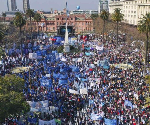 “Marcha de las piedras” por fallecidos COVID en Argentina