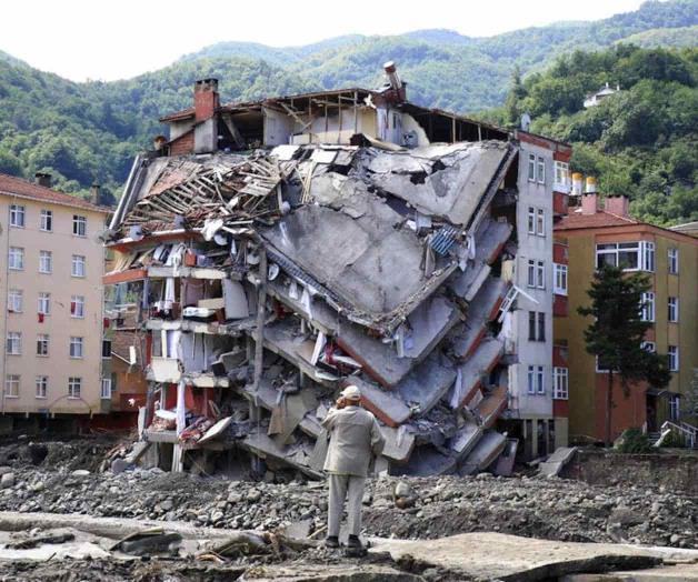 Evacuan víctimas de inundaciones Evacuan víctimas de inundaciones