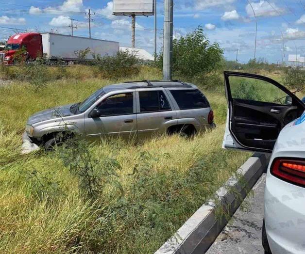 Cierra tracto camión paso a camioneta Cierra tracto camión paso a camioneta