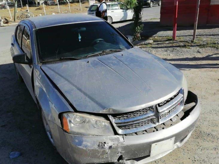 Se Impacta Avanger contra poste en av. República Mexicana Se Impacta Avanger contra poste en av. República Mexicana