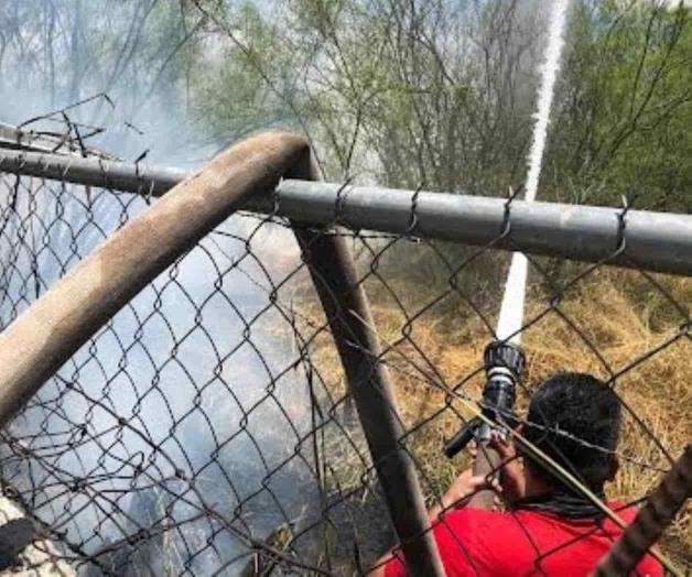 Combaten incendio de pastizal seco