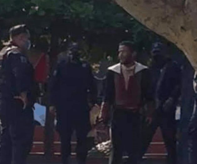 Roba réplica de traje de Morelos de un museo en Apatzingán y corre con el atuendo puesto