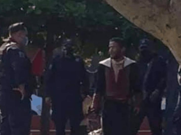Roba réplica de traje de Morelos de un museo en Apatzingán y corre con el atuendo puesto Roba réplica de traje de Morelos de un museo en Apatzingán y corre con el atuendo puesto