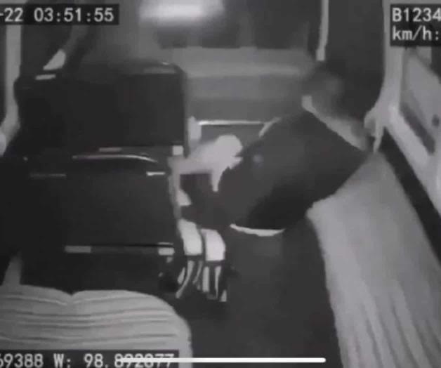 Chofer de combi frustra asalto al acelerar, en Edomex