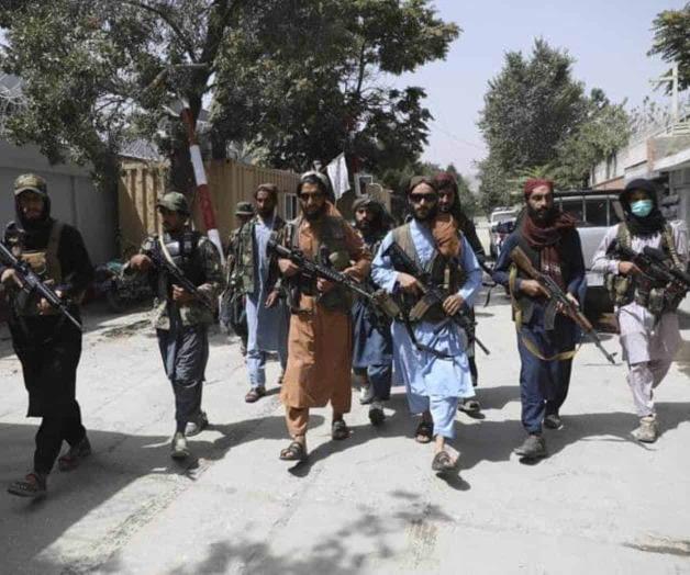 Talibán vuela la estatua de un enemigo chií de los años 90