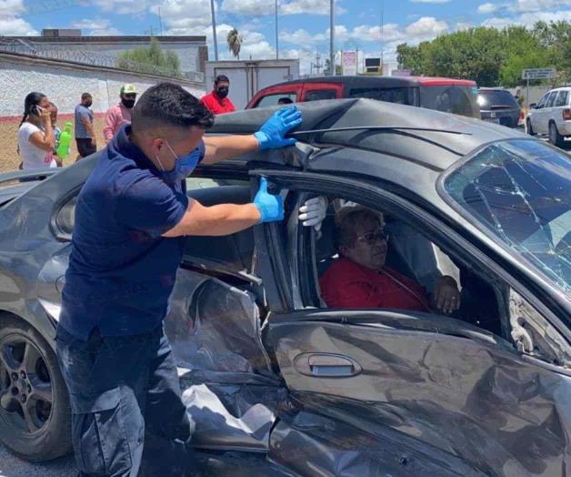 ‘Centra’ camioneta a un auto y deja tres heridos