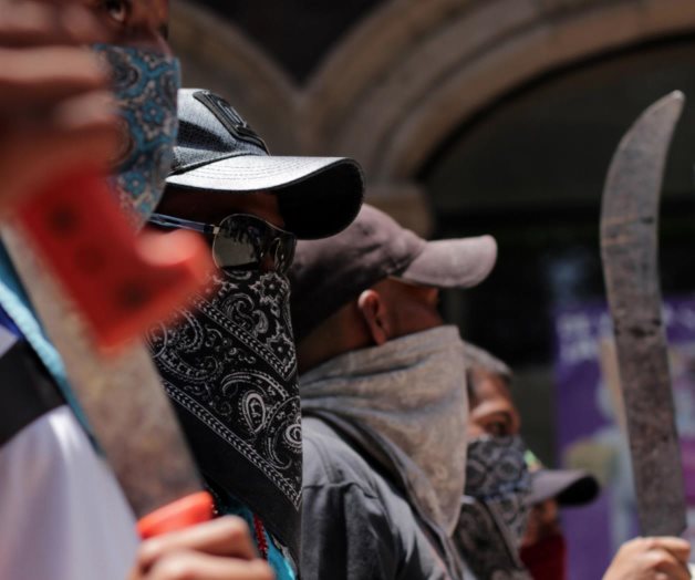 Multan con 300 pesos a quien no defienda barricadas en cuatro municipios de Michoacán Multan con 300 pesos a quien no defienda barricadas en cuatro municipios de Michoacán