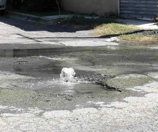 Dañan fugas de aguas residuales las calles