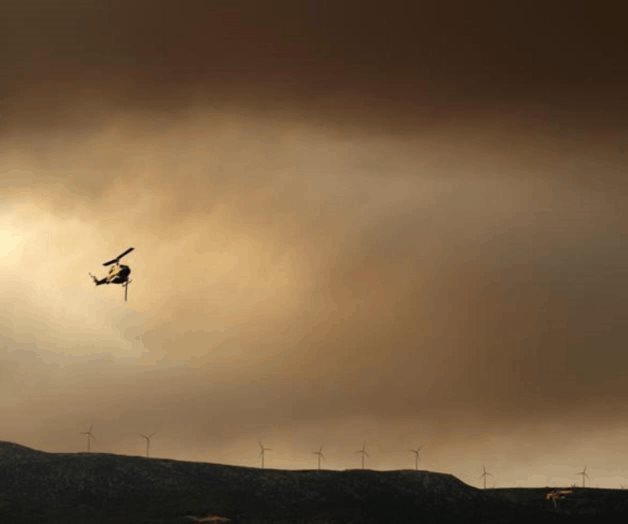 Incendio en Grecia arrasa un monte de pino por cuarto día