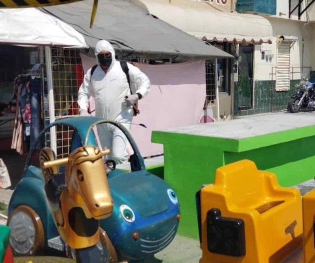 Sanitizan área infantil de la plaza principal