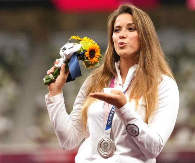 Medallista polaca subasta presea para ayudar a niño enfermo