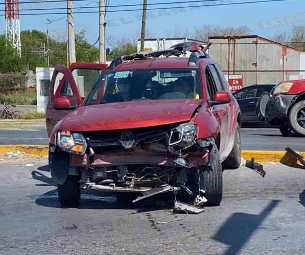 Dejan su camioneta inservible tras ser impactado por un auto