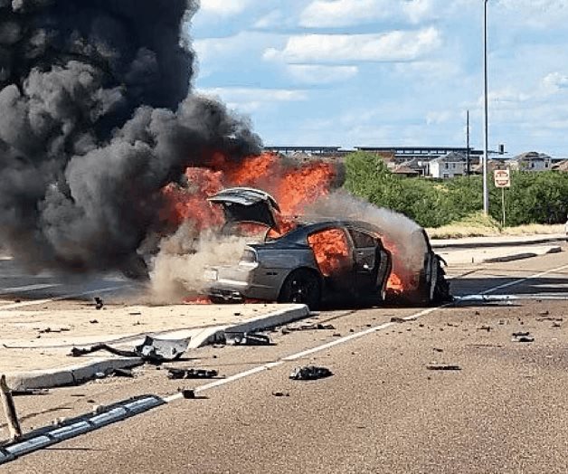 Huye, choca y arde su vehículo