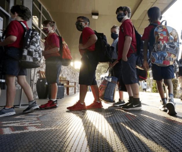 EEUU: escuelas se rebelan ante gobernadores por mascarillas