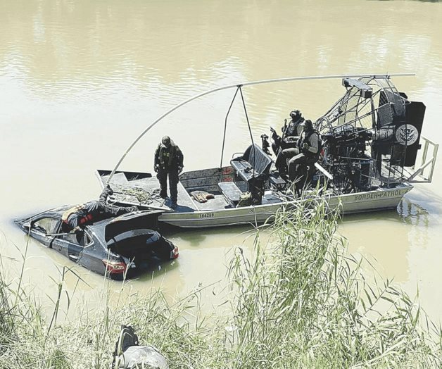 Se arroja al río con su auto para suicidarse Se arroja al río con su auto para suicidarse
