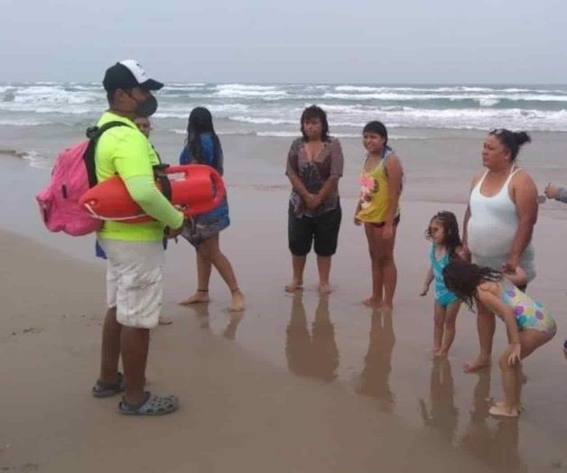 Arriesgan su vida por entrar a playa Arriesgan su vida por entrar a playa