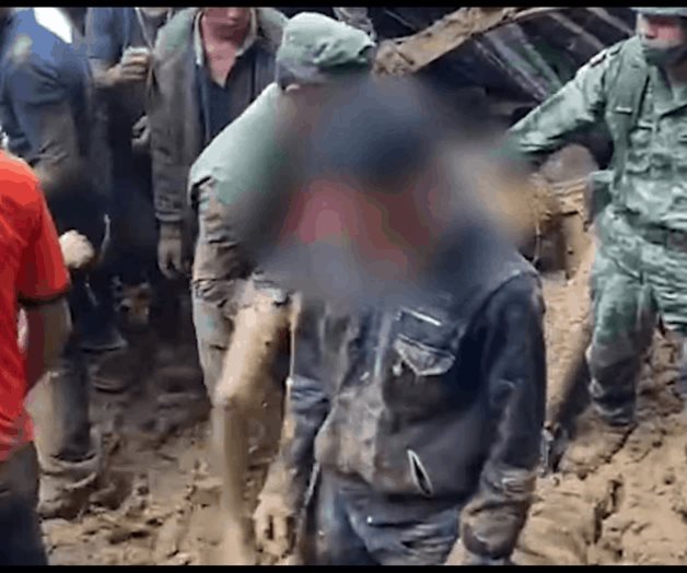 Rescatan a menor con vida sepultado tras deslaves en Veracruz